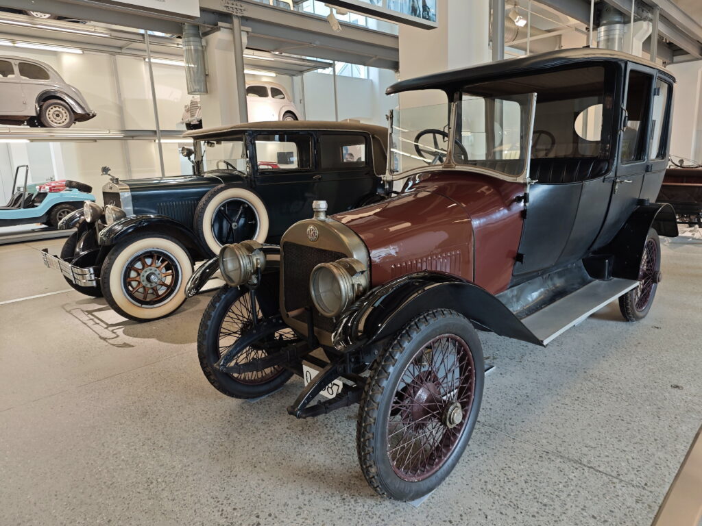 Rund 340 historische Škodas kannst du im Museum bewundern - auch diese historischen Autos