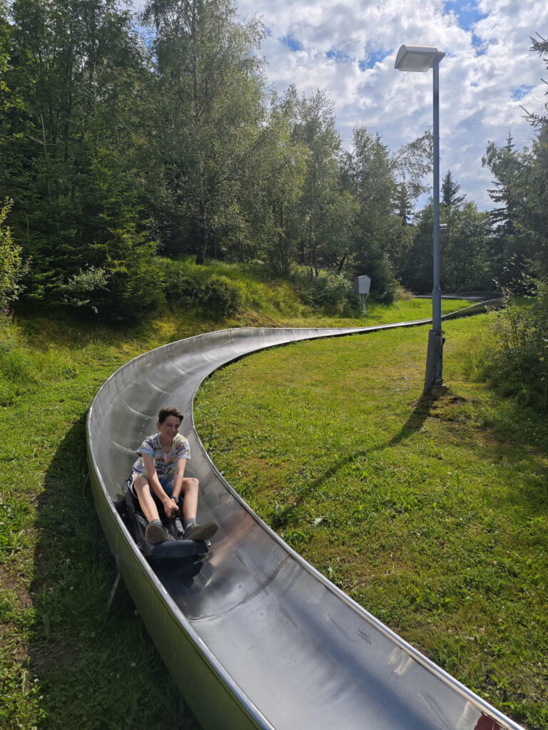 Erlebnisberg Altenberg: Auf der Sommerrodelbahn im Erzgebirge mit Kindern