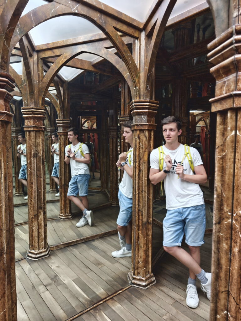 Top Sehenswürdigkeiten Prag mit Kindern - das Spiegellabyrinth beim Petřín Turm