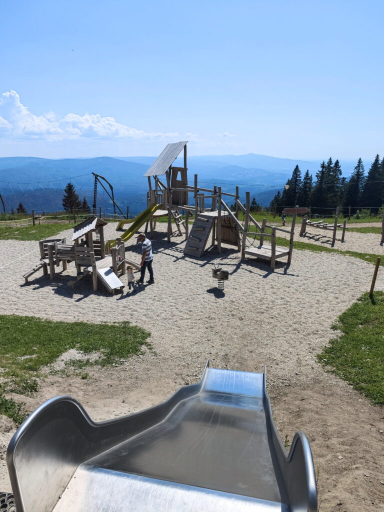 Spielplatz am Großen Arber nahe der Bergstation, unterhalb des Gipfels