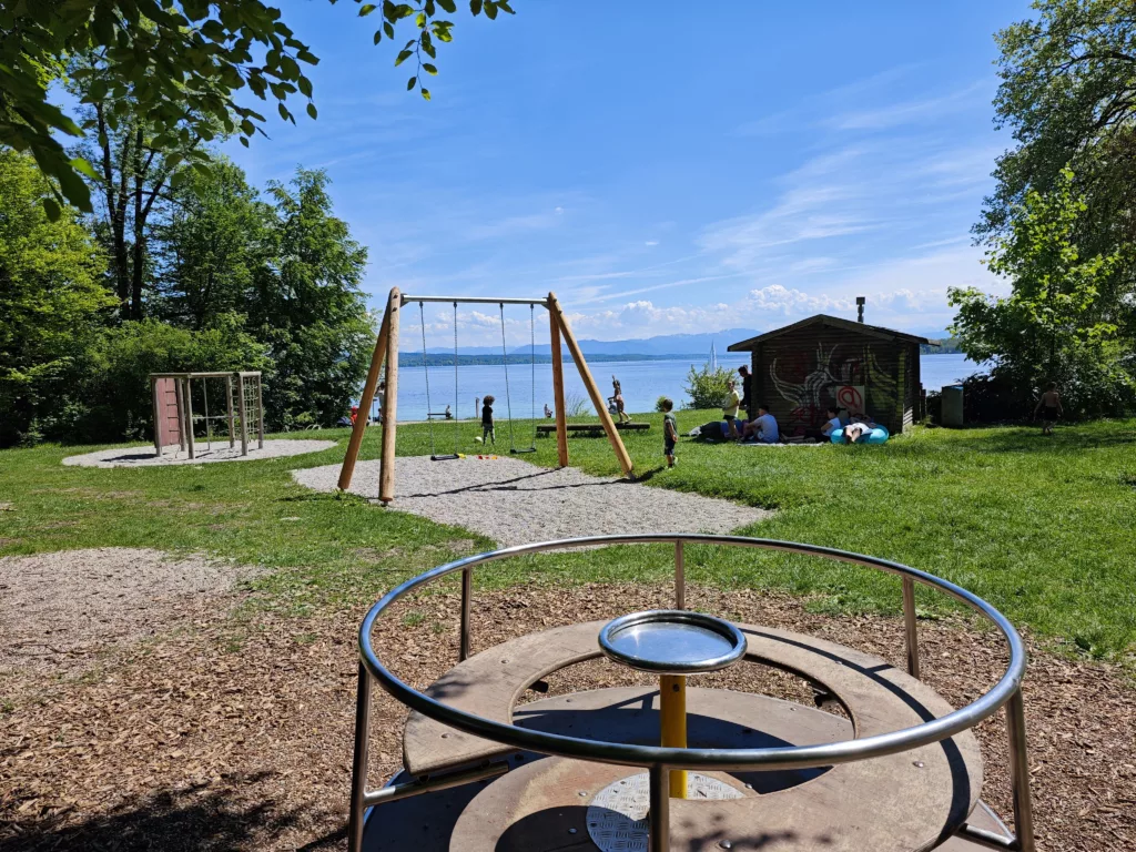Spielplatz am Starnberger See im Kustermannpark - ideal nach der Wanderung