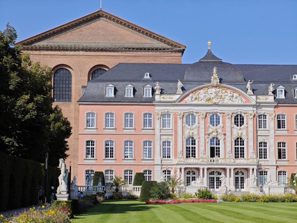 Direkt neben der Konstantin Basilika ist das Kurfürstliche Palais ein Highlight auf deinem Citytrip Trier mit Kindern