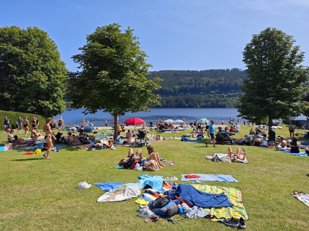 Stopp am Titisee mit Kindern - im Strandbad mit Liegewiese und Sandstrand