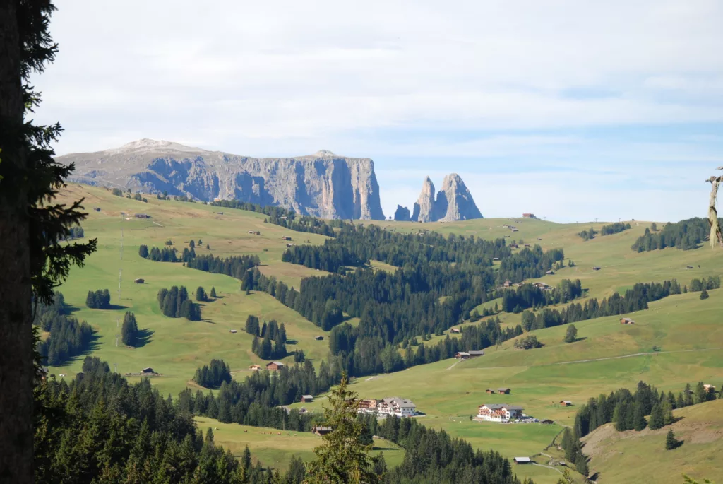 Die Seiser Alm ist eine der meistbesuchten Südtirol Sehenswürdigkeiten - am besten mit dem Rad möglich