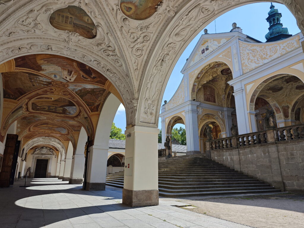 Durch das prächtige Portal kommst du hier hinein in die Klosteranlage