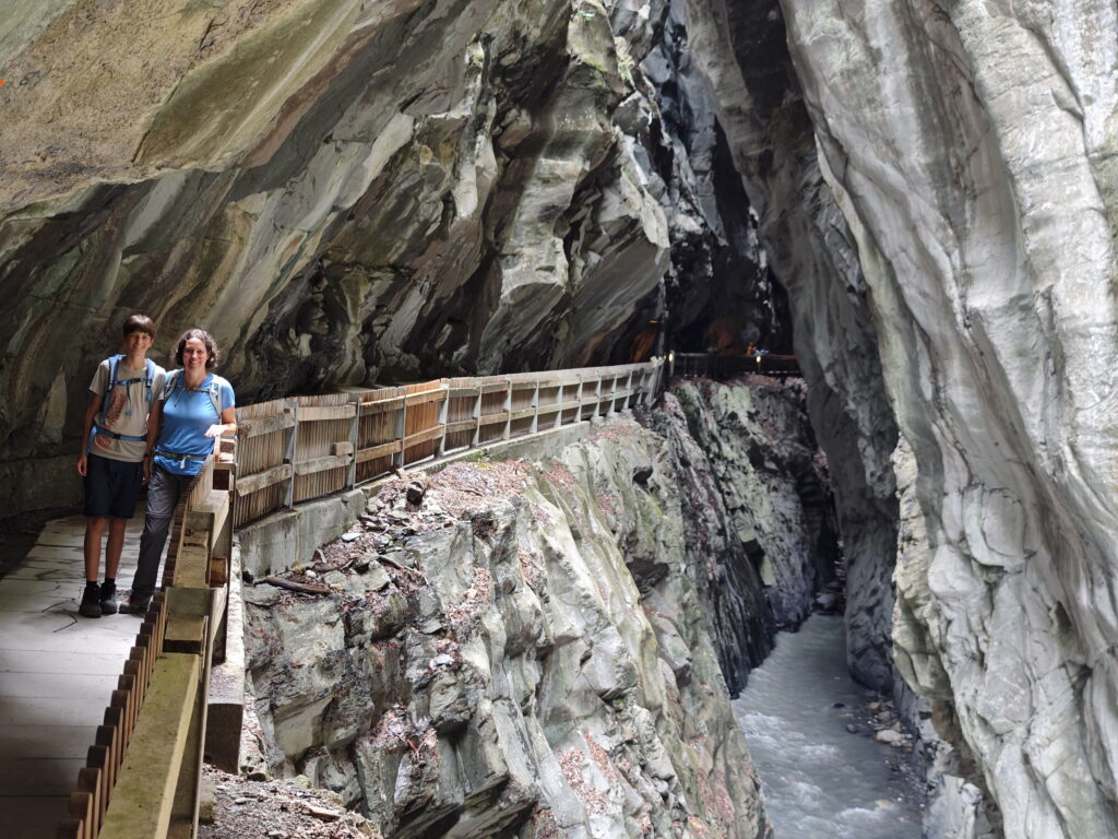 In die gigantische Quellenschlucht der Taminaschlucht Wandern