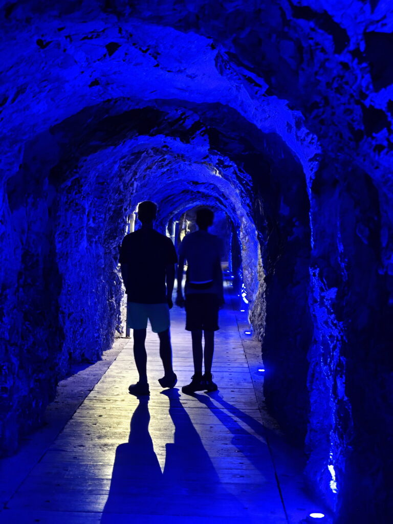 Taminaschlucht Wanderung mit Kindern durch den Felsentunnel zur Taminaquelle