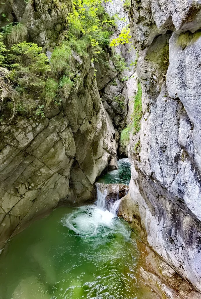 Zu den meterhohen Wasserfällen am Chiemsee wandern mit Kindern - Tatzelwurm Wasserfälle