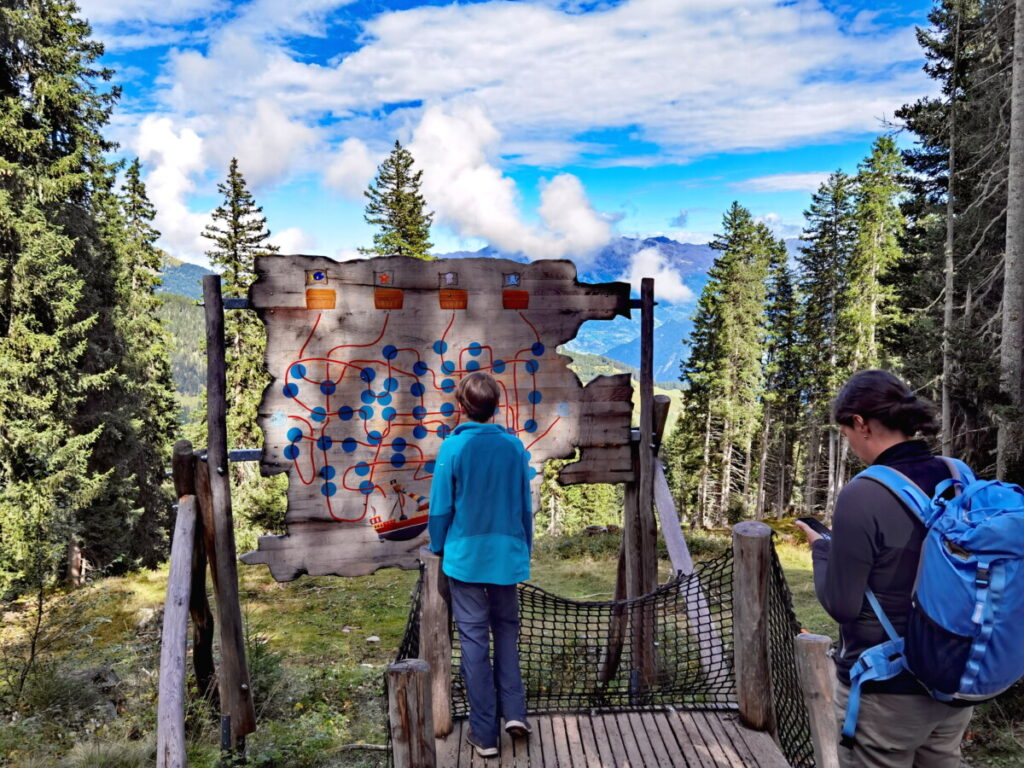 Wandern mit Kindern in Serfaus - entlang der zahlreichen Themenwege: Hier auf dem Piratenweg