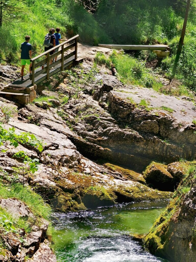 Entlang vieler Wasserfälle in Deutschland wandern - das geht in der Weissbachschlucht