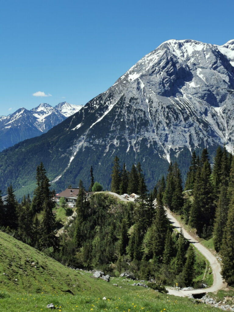 So schön liegt die Wettersteinhütte in den Bergen