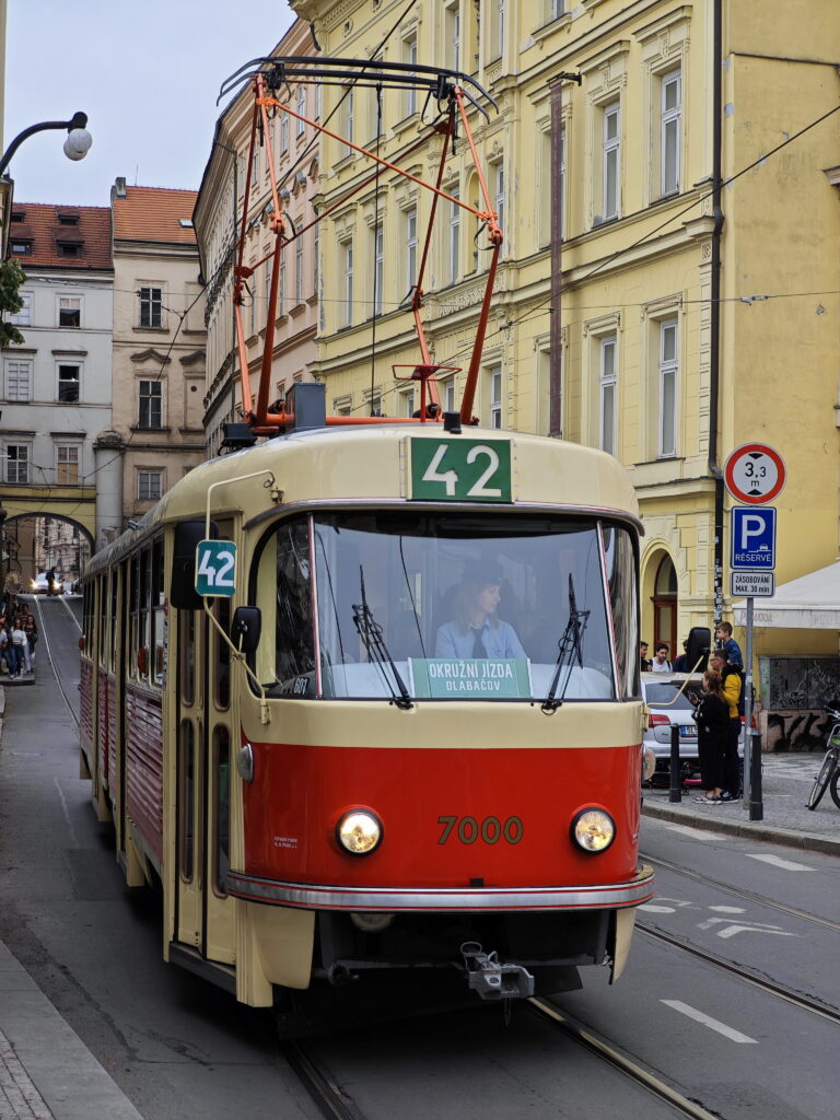 Prag mit Kindern entdecken: Stadtrundfahrt mit der historischen Tram 42