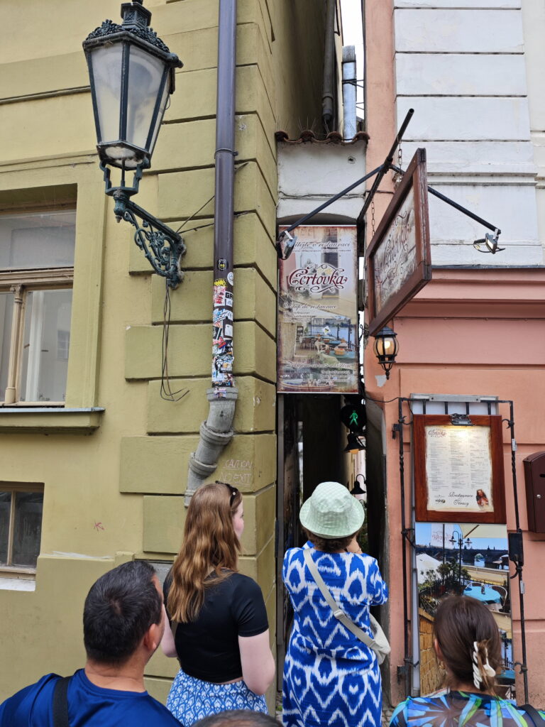 Gasse Prag mit Kindern